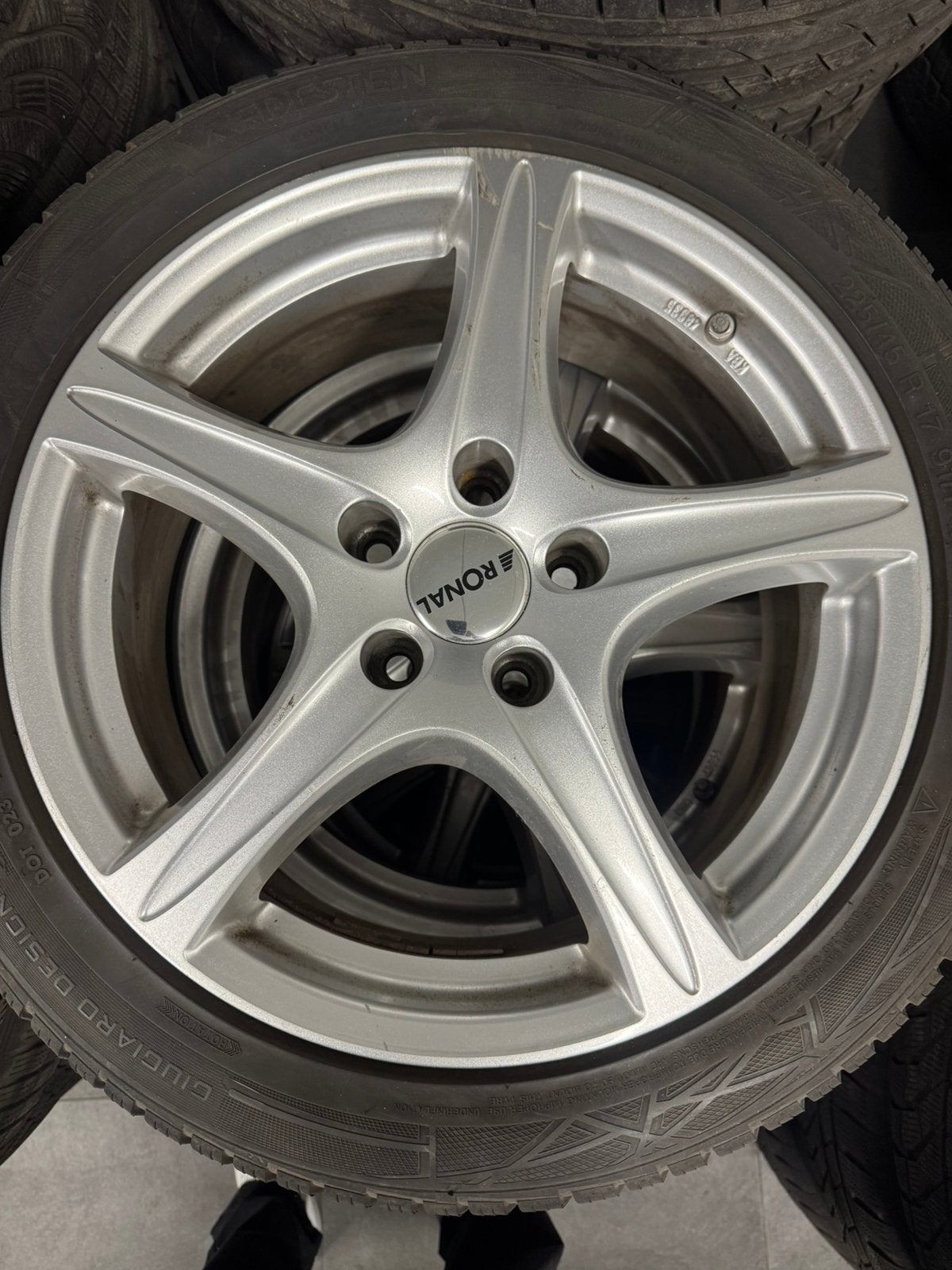 Jantes Ronal 17” + pneus hiver Vredestein 225/45 R17, Pneus hiver, Enlèvement, Pneu(s), 17 pouces