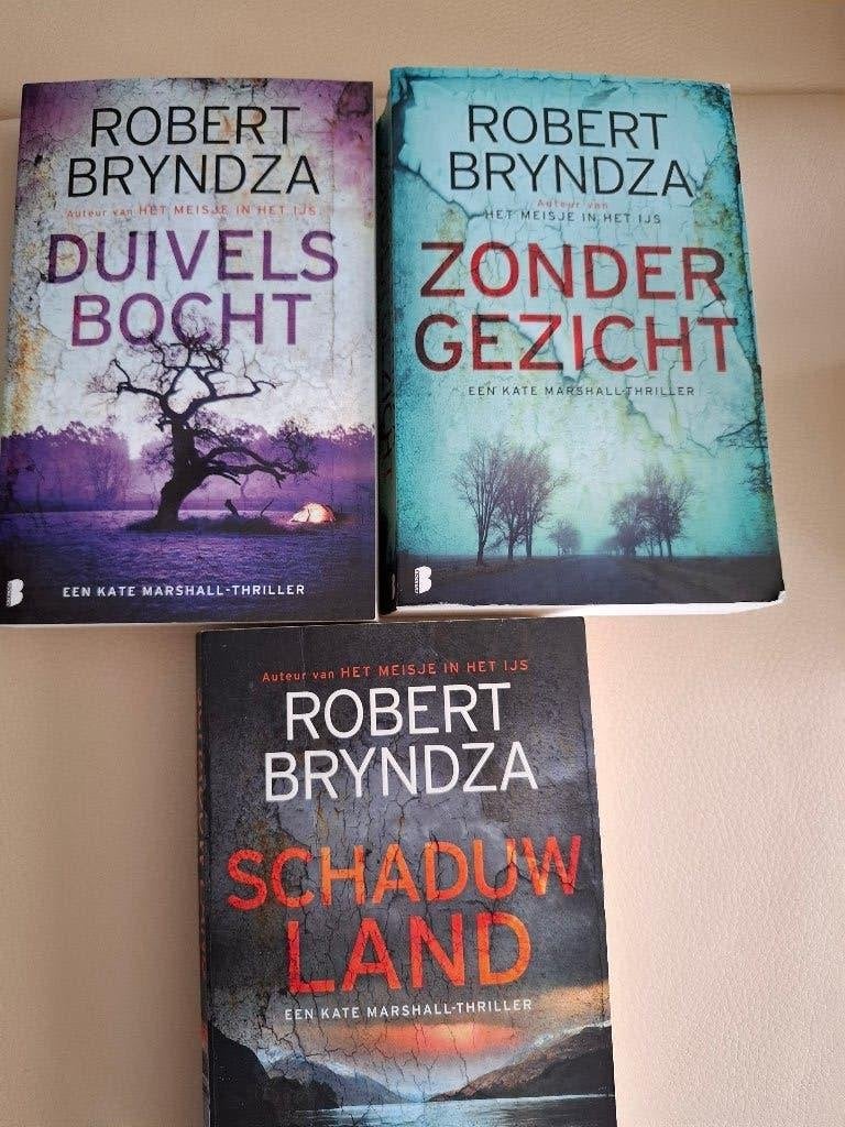 3 thrillers van Robert Bryndza, Boeken, Ophalen of Verzenden, Gelezen, Robert Bryndza