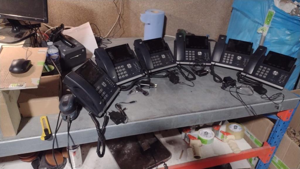 Zeven telefoontoestellen Yealink T46S, Télécoms, Standards téléphoniques & Centraux téléphoniques, Utilisé, Autres types, Enlèvement