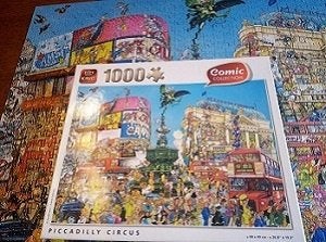puzzle comic Piccadily Circus 7€/ boite de 2 p 12€, Ophalen of Verzenden, 500 t/m 1500 stukjes, Gebruikt, Legpuzzel