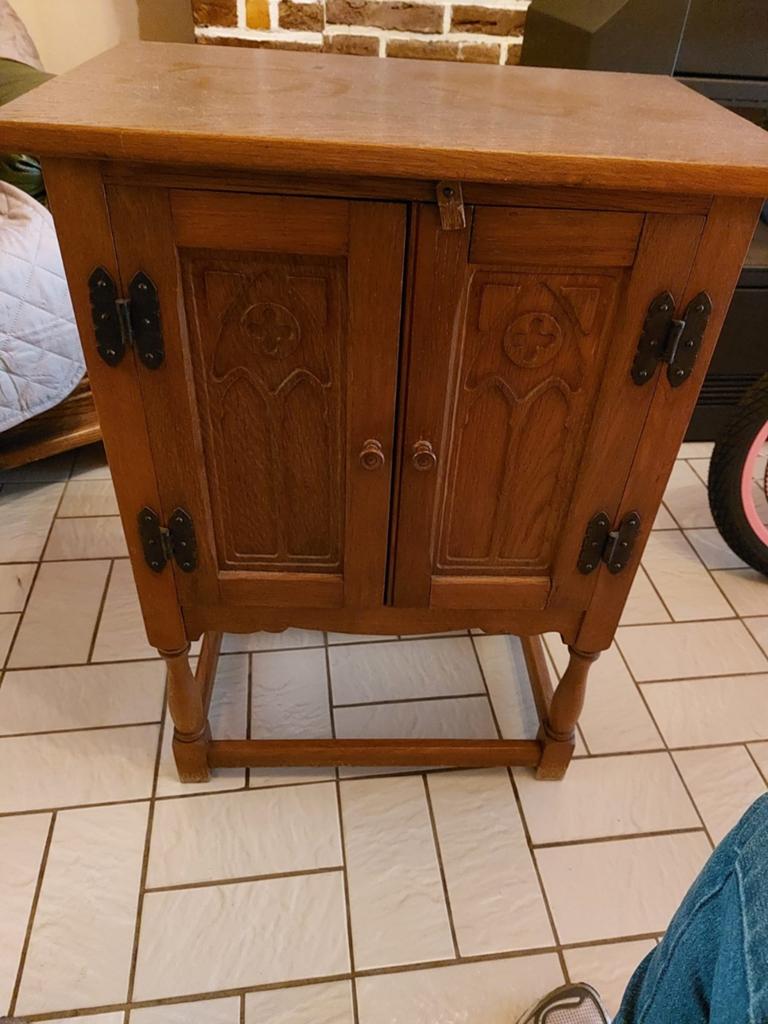 Een klein houten kastje, Ophalen