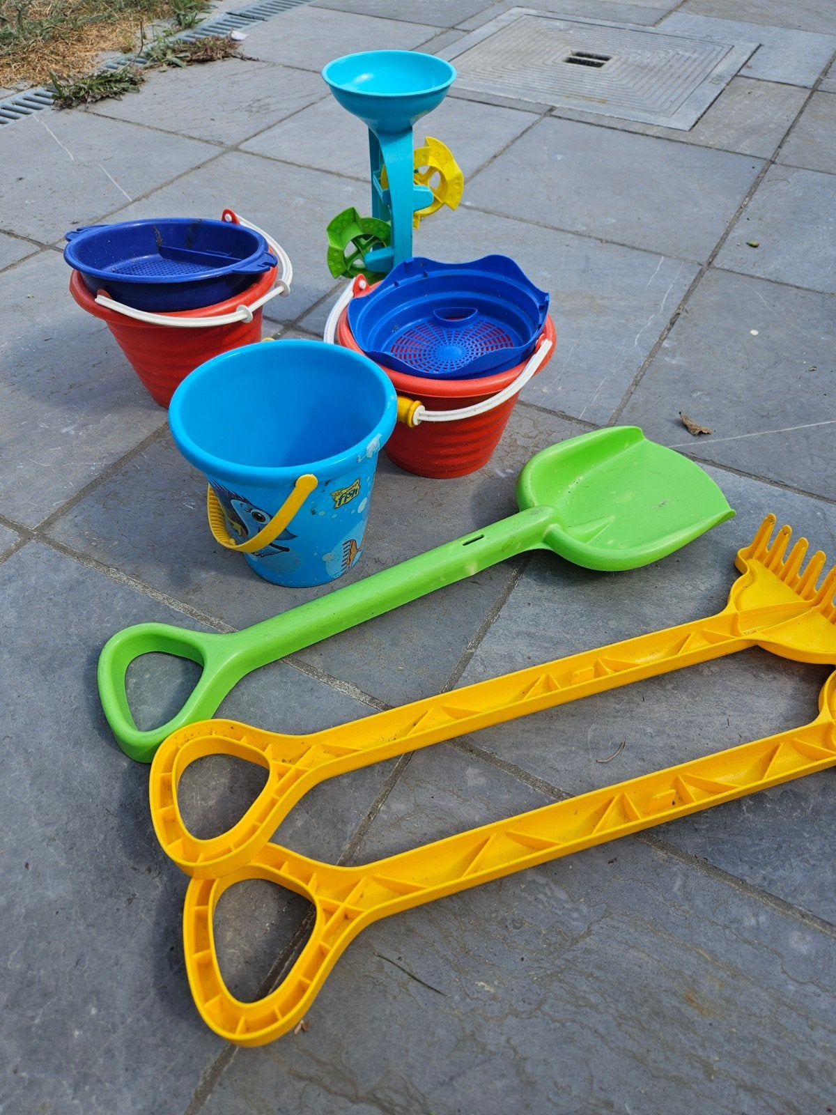 3 strandemmertjes, 2 harken, 1 schop, 1 zand/waterspeeltje, Ophalen