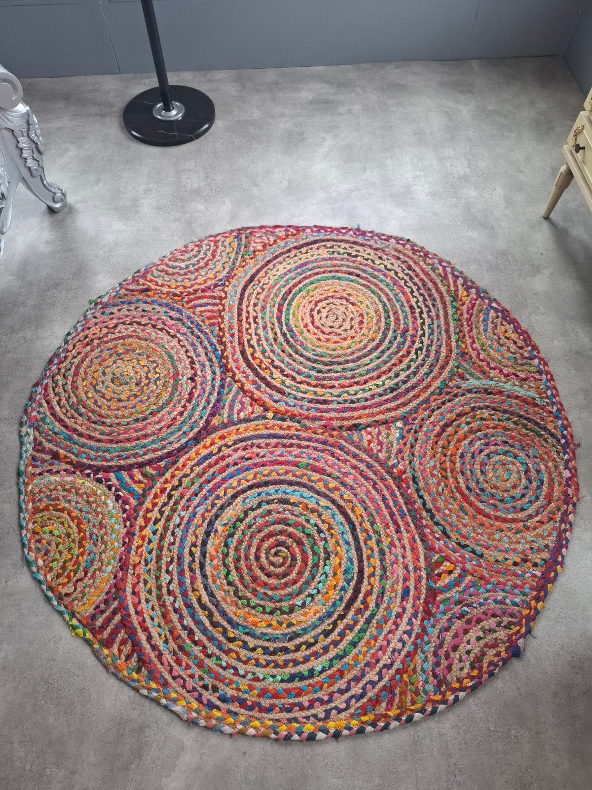 Mooi gekleurd tapijt, Ophalen, 150 tot 200 cm, Rond, Zo goed als nieuw