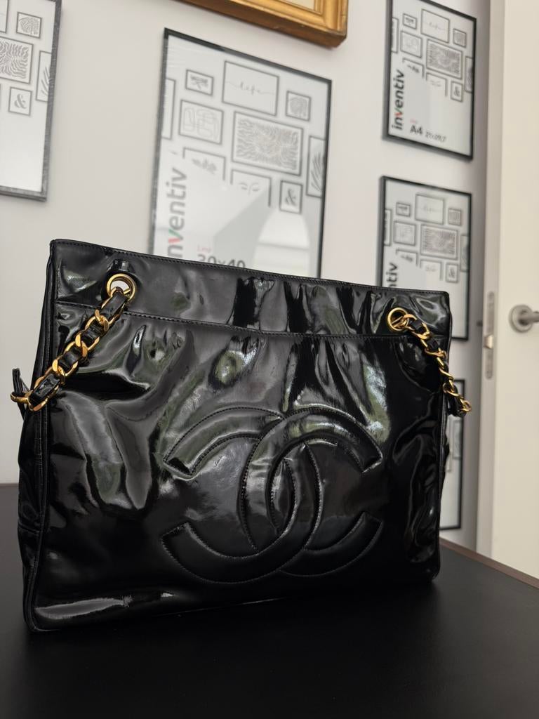 Chanel Vintage CC Logo Tote – Black Glossy, Handtassen en Accessoires, Tassen | Damestassen, Ophalen of Verzenden, Gebruikt, Zwart