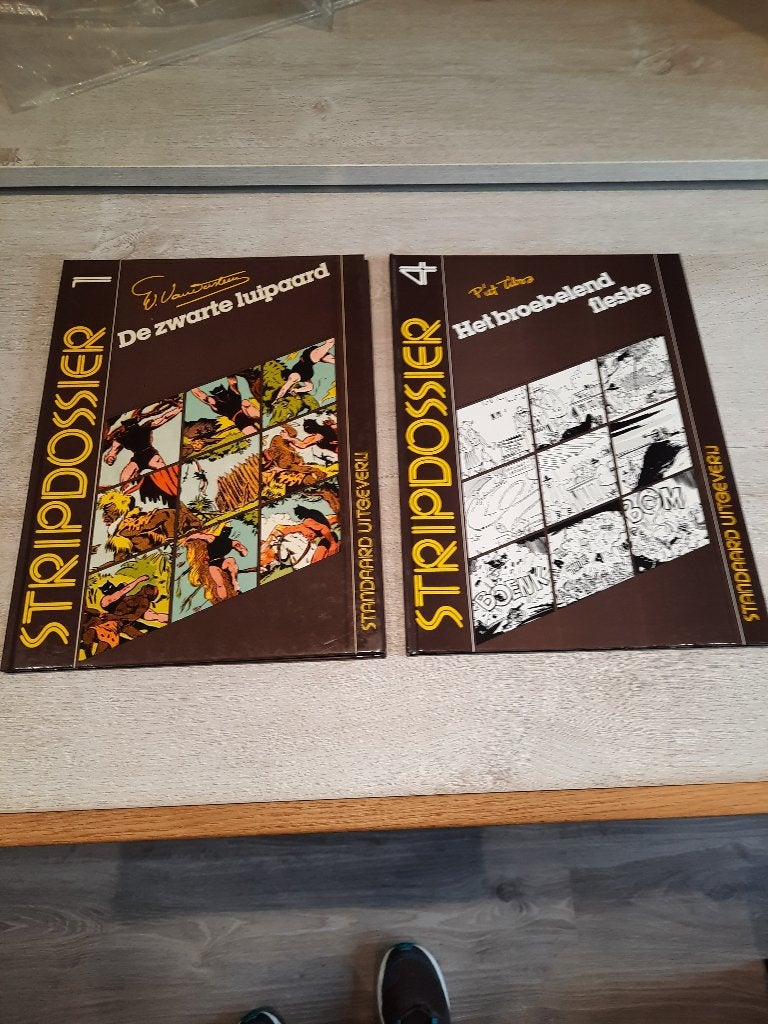 2 vintage stripdossier albums willy vandersteen & piet tibos, Willy Vandersteen, Ophalen of Verzenden, Zo goed als nieuw, Meerdere stripboeken
