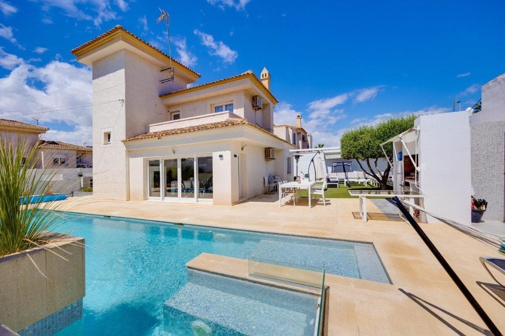 Villa rénovée à Torrevieja/Piscine avec jacuzzi, Torrevieja, Maison d'habitation, 4 pièces, 197 m²