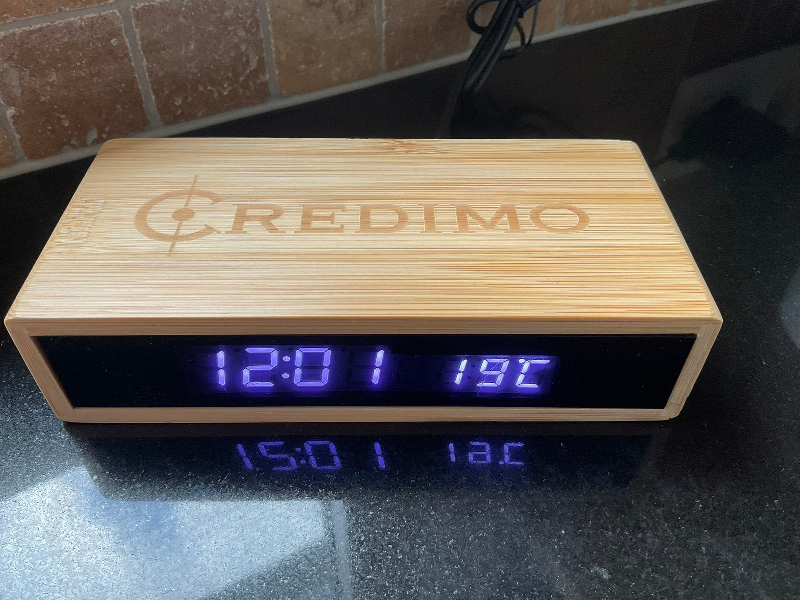Horloge et température dans une élégante boîte en bois, Electroménager, Envoi, Comme neuf