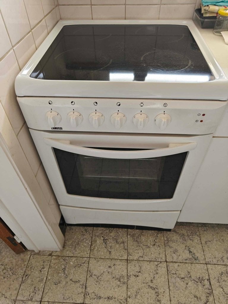 Elektrisch fornuis, Elektronische apparatuur, Fornuizen, Ophalen, Gebruikt, 4 kookzones, Vrijstaand