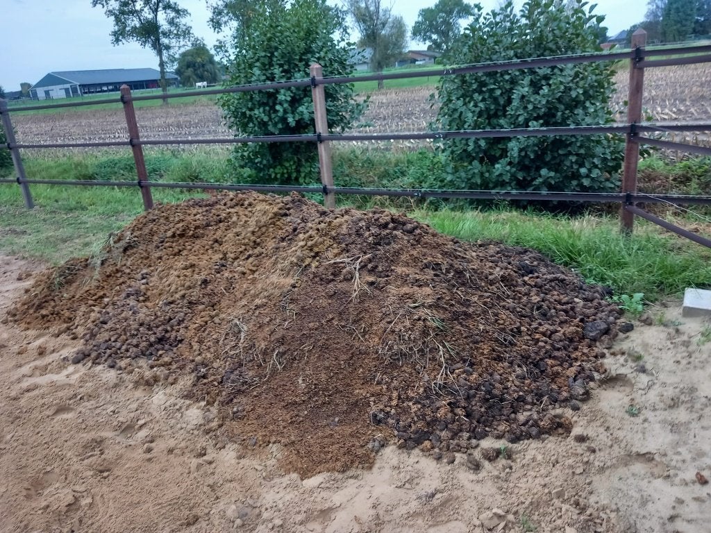 Paardenmest, Ophalen, Mest