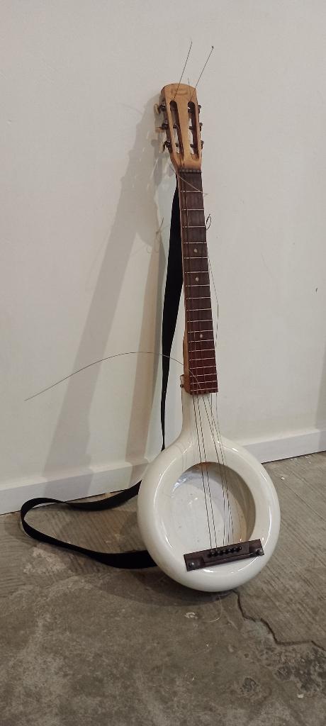 Guitare Surréaliste en Faïence d'Onnaing – Pièce Unique, Enlèvement