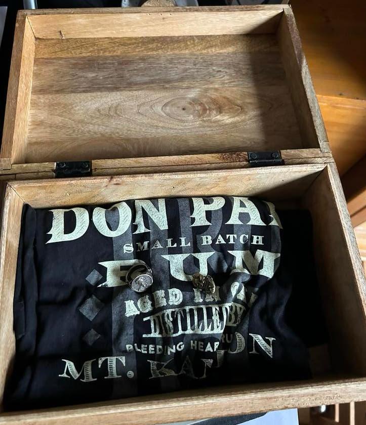 Don Papa 1 ring, 1 pin, 1 kdc shirt, 1 kdc doos, Verzamelen, Ophalen of Verzenden, Zo goed als nieuw