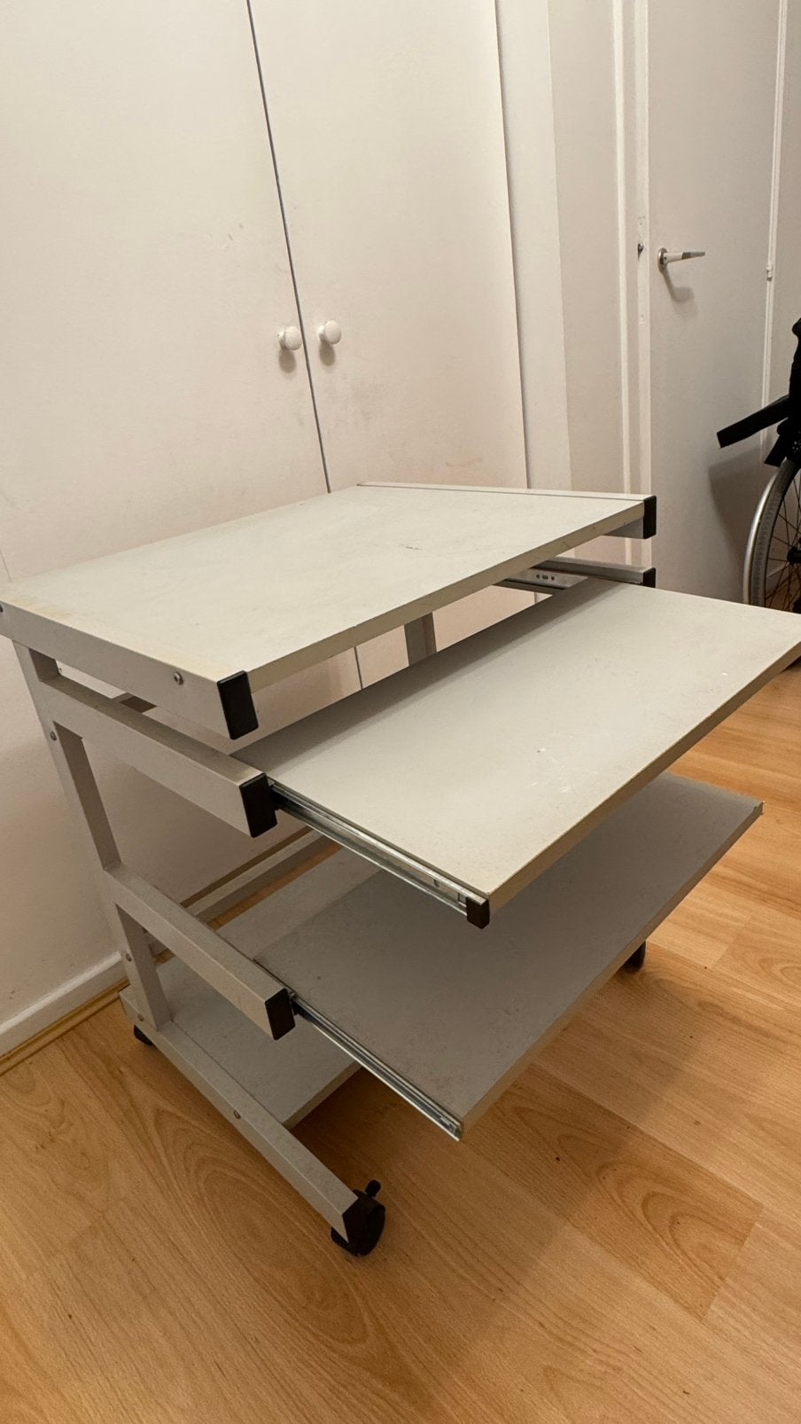 Bureau ordinateur compact à 3 niveaux sur roulettes (offre?), Maison & Meubles, Armoires | Meubles ordinateur, 70 à 120 cm, Moins de 70 cm