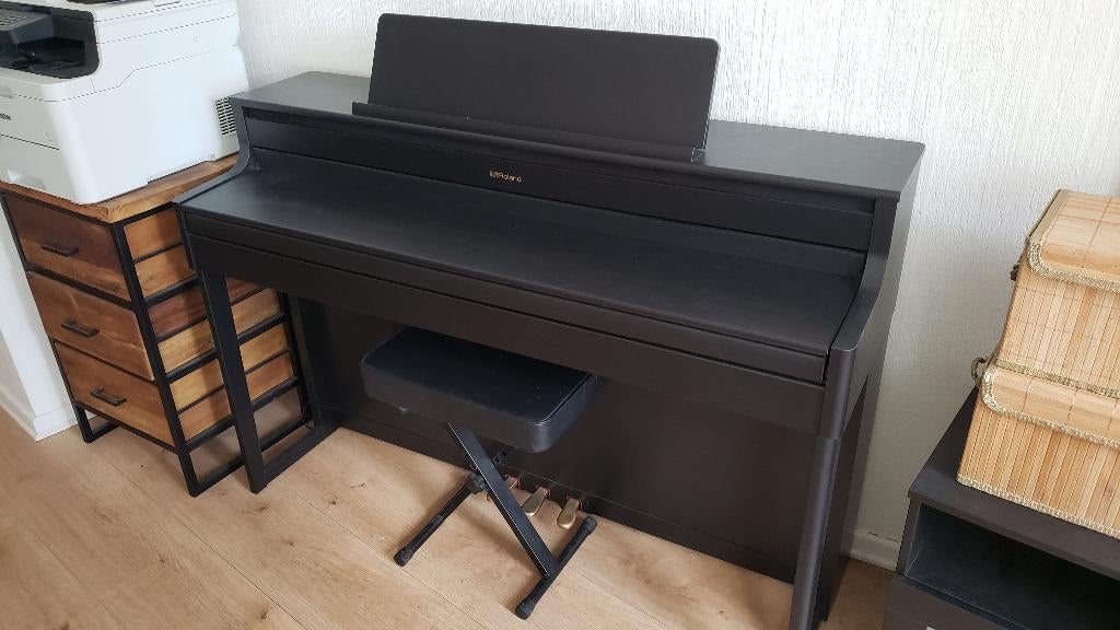 Piano numérique Roland HP704 noir, avec siège., Ophalen, Gebruikt, Zwart, Digitaal