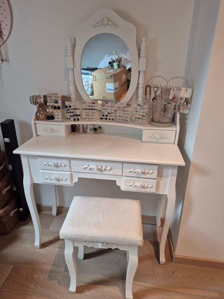 Table de maquillage, Enlèvement