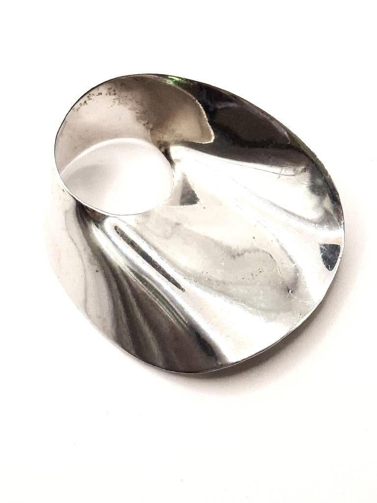 Broche au design moderne en argent de première qualité., Bijoux, Sacs & Beauté, Broches, Comme neuf, 4 à 7 cm, Enlèvement, Argent