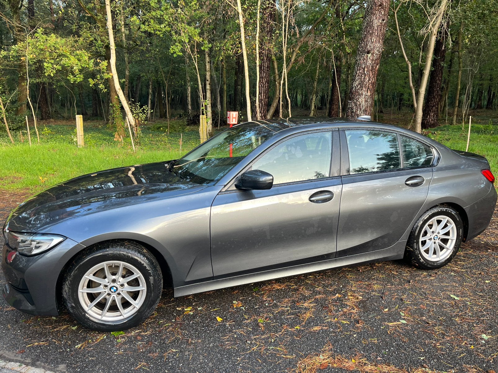BMW 320i - 2019 - 140 000 km - entretenu concessionnaire, Autos, Cuir, Argent ou Gris, Entretenue par le concessionnaire, Noir