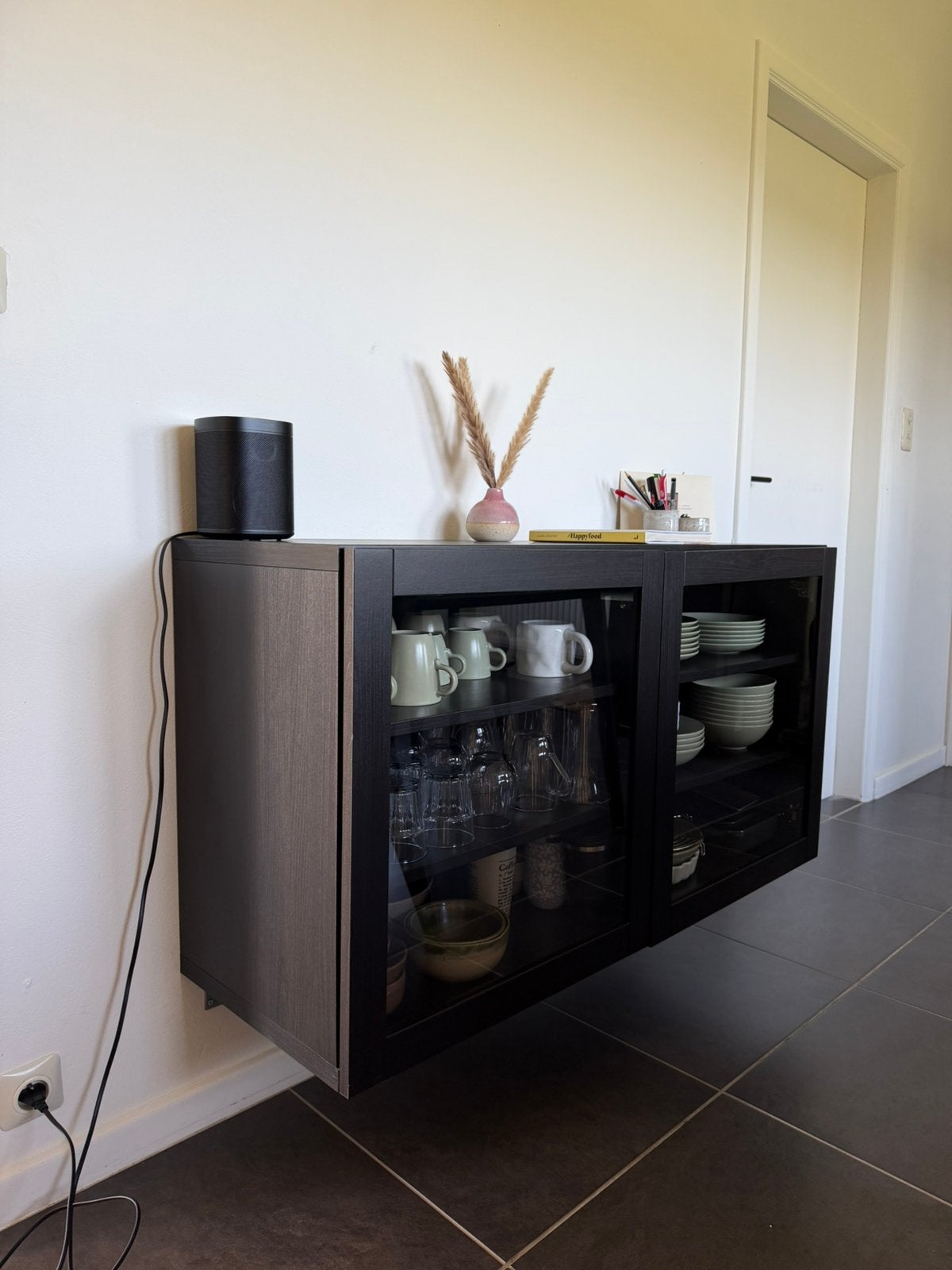 IKEA hangkast met glazen deuren, zwartbruin, Ophalen, Met deur(en), 100 tot 150 cm, Zo goed als nieuw