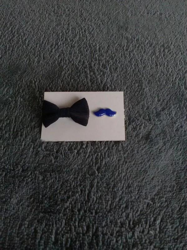 Boucles d'oreilles dépareillées noeud / moustache, Bijoux, Sacs & Beauté, Boucles d'oreilles, Puces ou Clous, Enlèvement ou Envoi