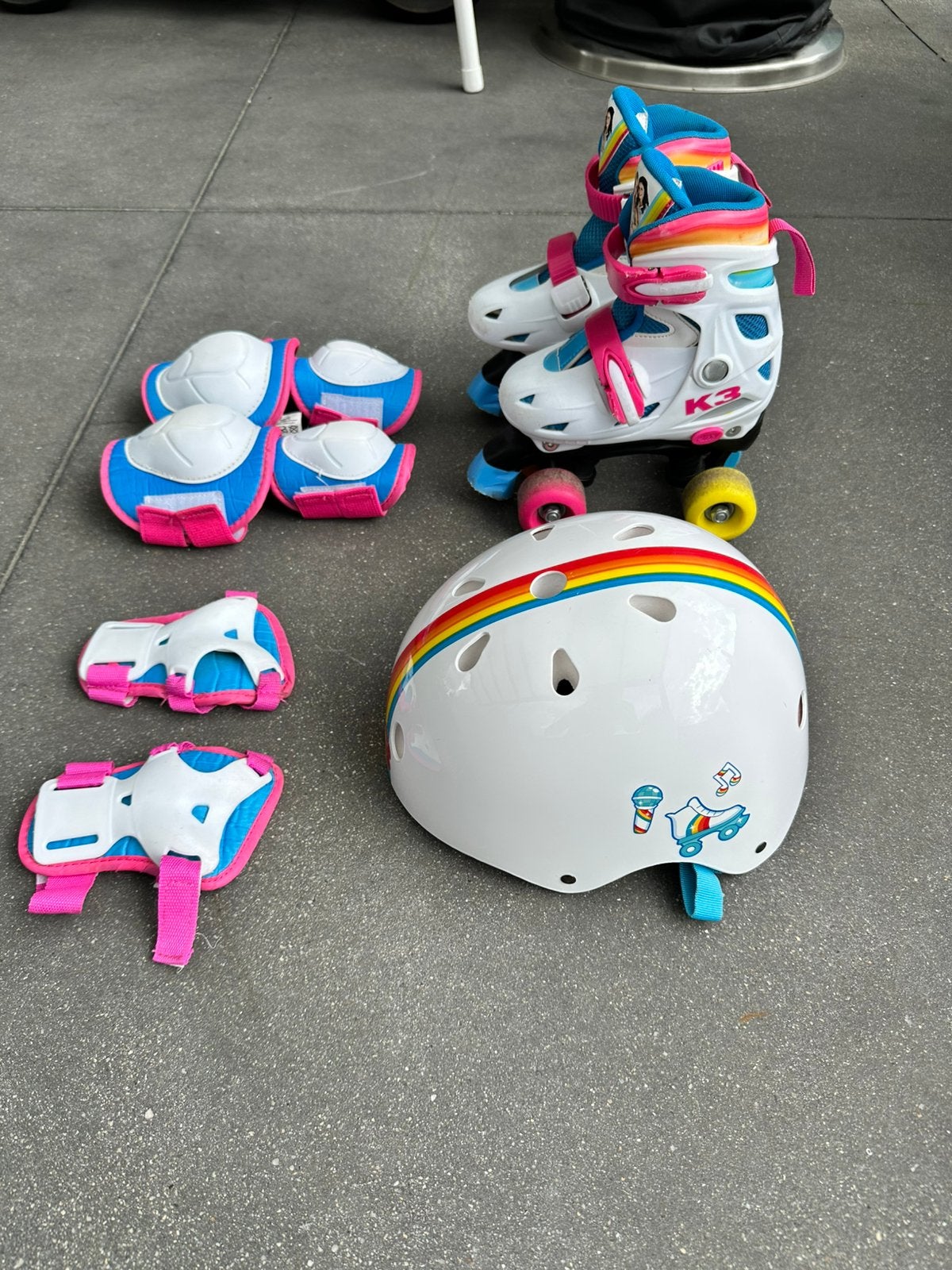 Rolschaatsen K3 + helm en beschermers, Ophalen, Verstelbaar, Zo goed als nieuw