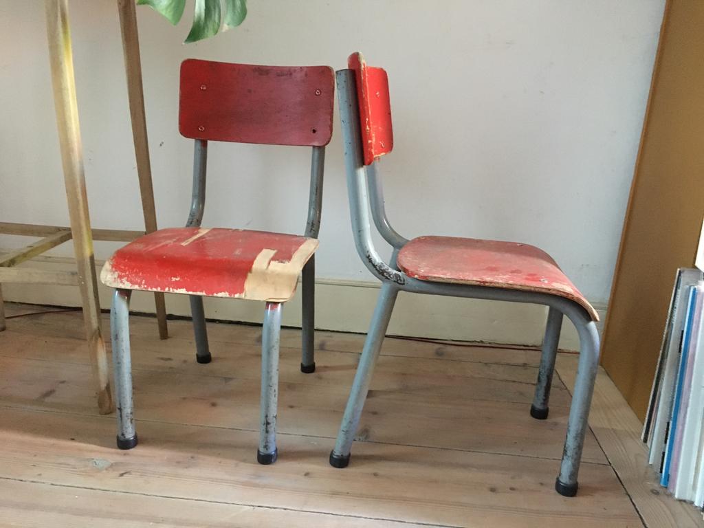 Schoolstoeltjes voor kleuters/kinderstoeltjes, Huis en Inrichting, Stoelen, Ophalen, Gebruikt, Rood, Twee
