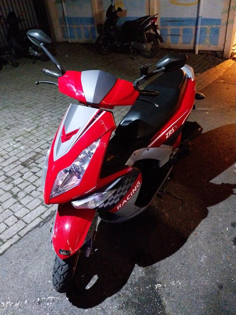 Brommer b klasse (met rijbewijs) 50 cc.  Kymco zrs sport, Fietsen en Brommers, Brommers | Overige merken, Ophalen