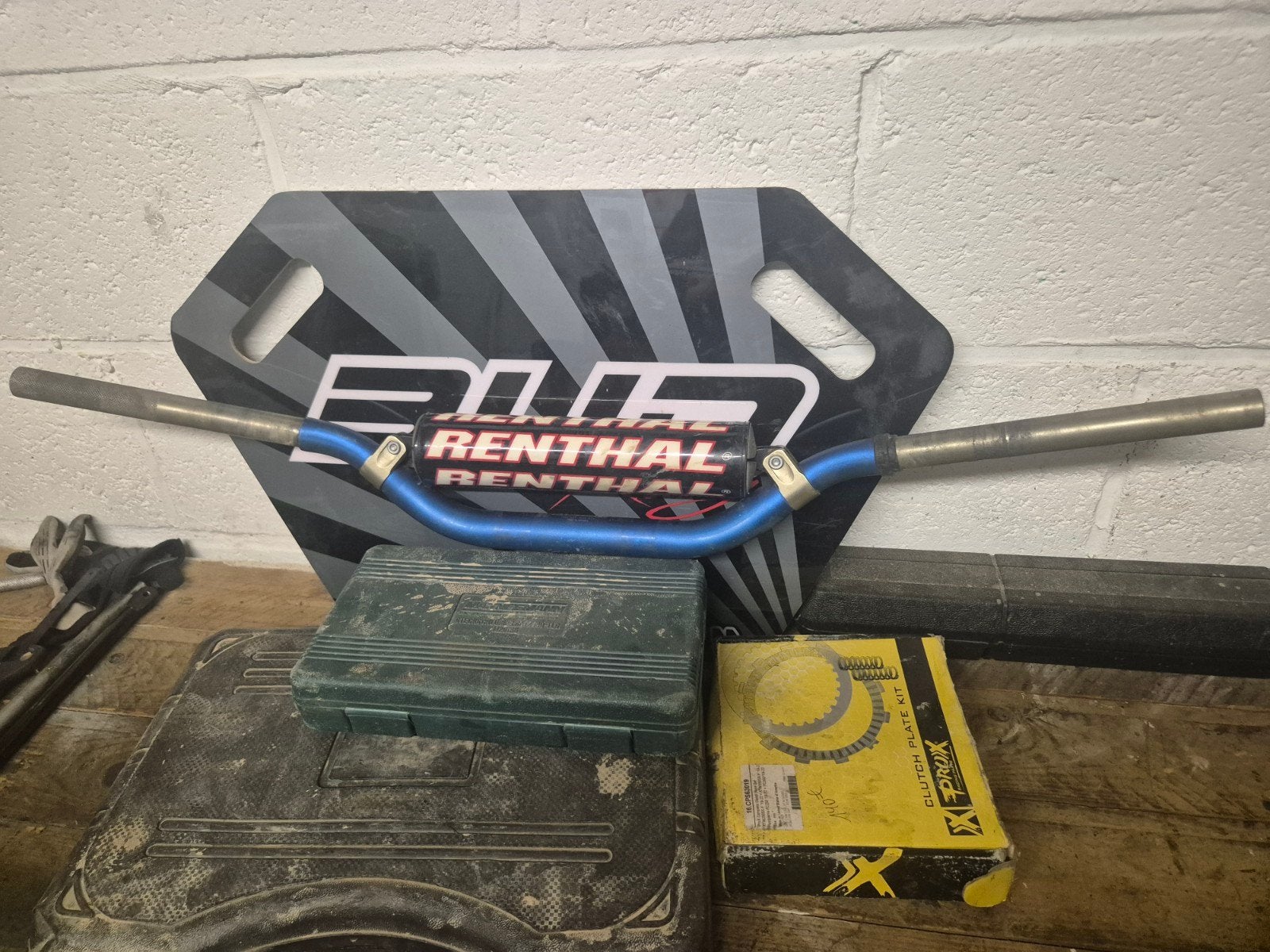Guidon Renthal bleu, Motos