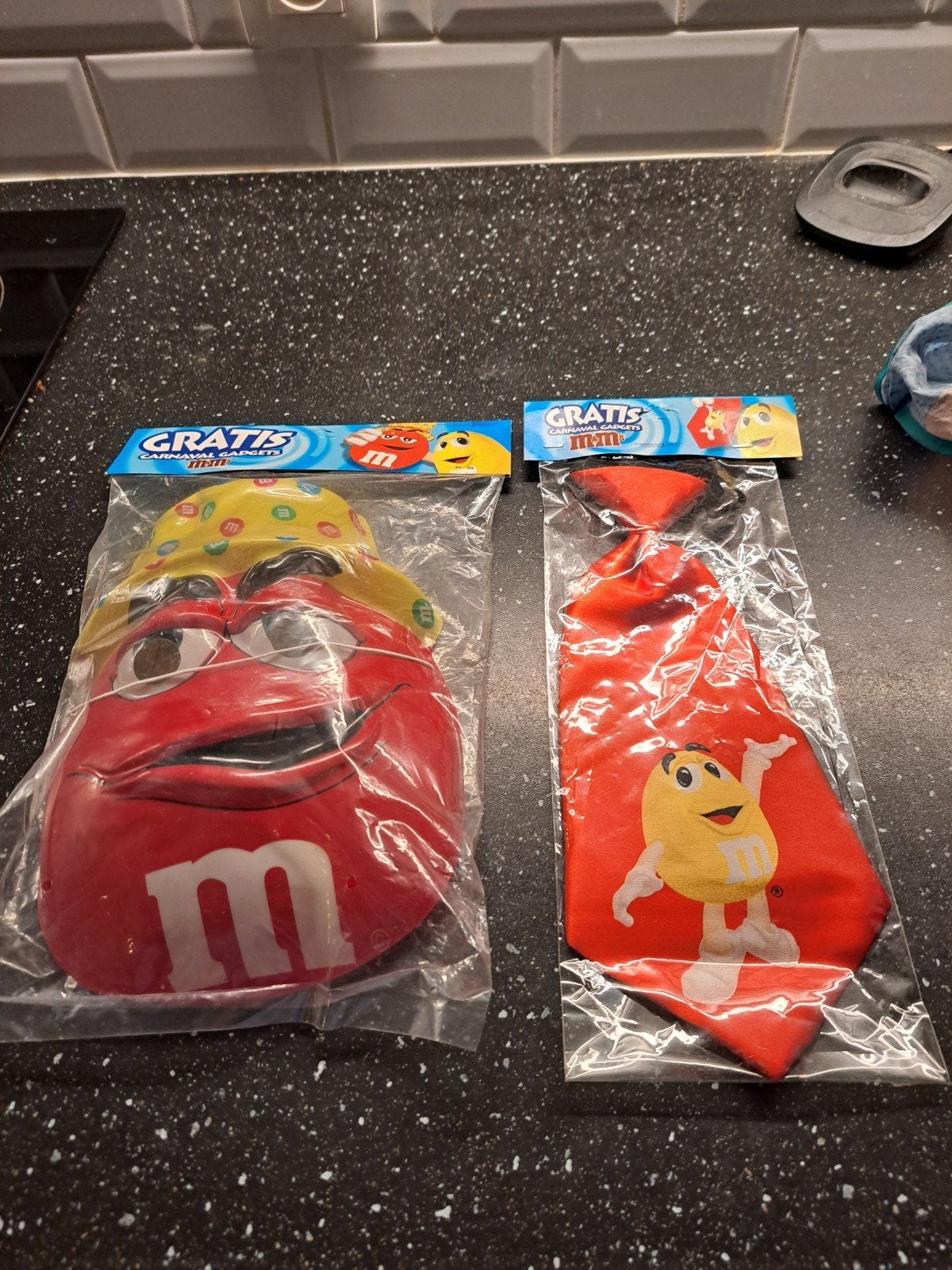 M&Ms 2 stuks carnaval gadgets nieuw in de verpakking ., Ophalen of Verzenden