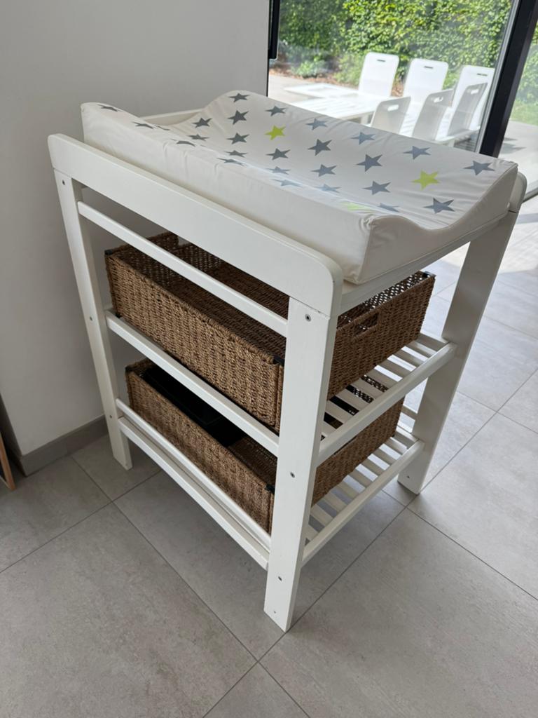 Verzorigngstafel met mooie rieten manden en proper kussen, Huis en Inrichting, Ophalen, Gebruikt