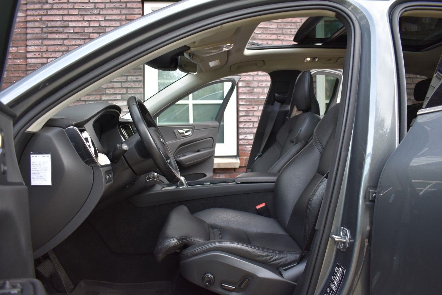 Volvo XC60 2.0 T8 Twin Engine AWD Inscription Wij zijn op af, Auto's, Automaat, Zwart, Parkeersensor, Bedrijf