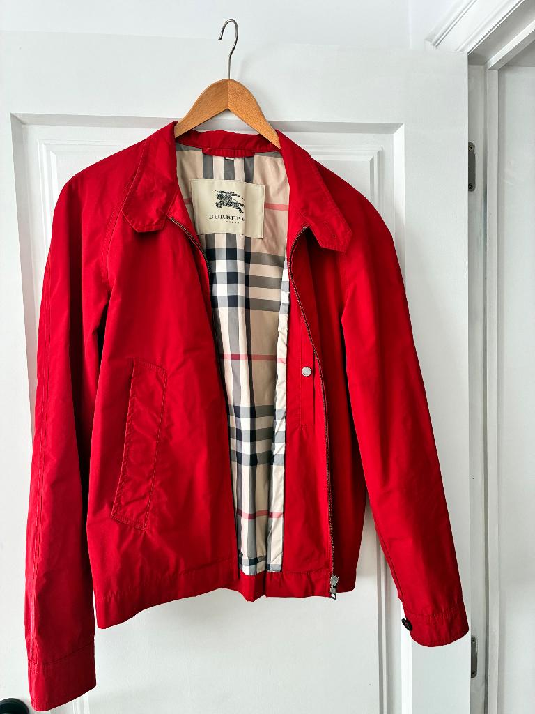 Burberry jas met opbergzakje., Kleding | Dames, Burberry, Ophalen of Verzenden, Zo goed als nieuw, Rood