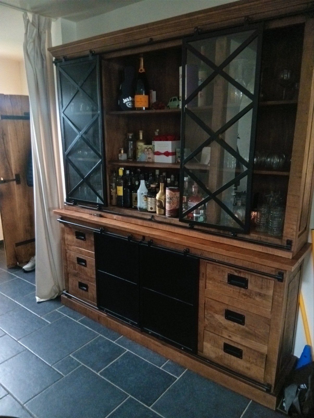 Bar kast uit mangohout, Enlèvement