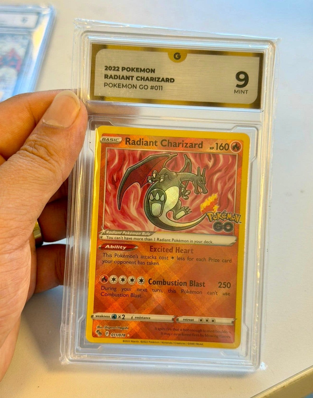 Plaque Radiant Charizard 011/078 Pokémon GO 2022 Grade 9, Enlèvement ou Envoi, Comme neuf, Cartes en vrac