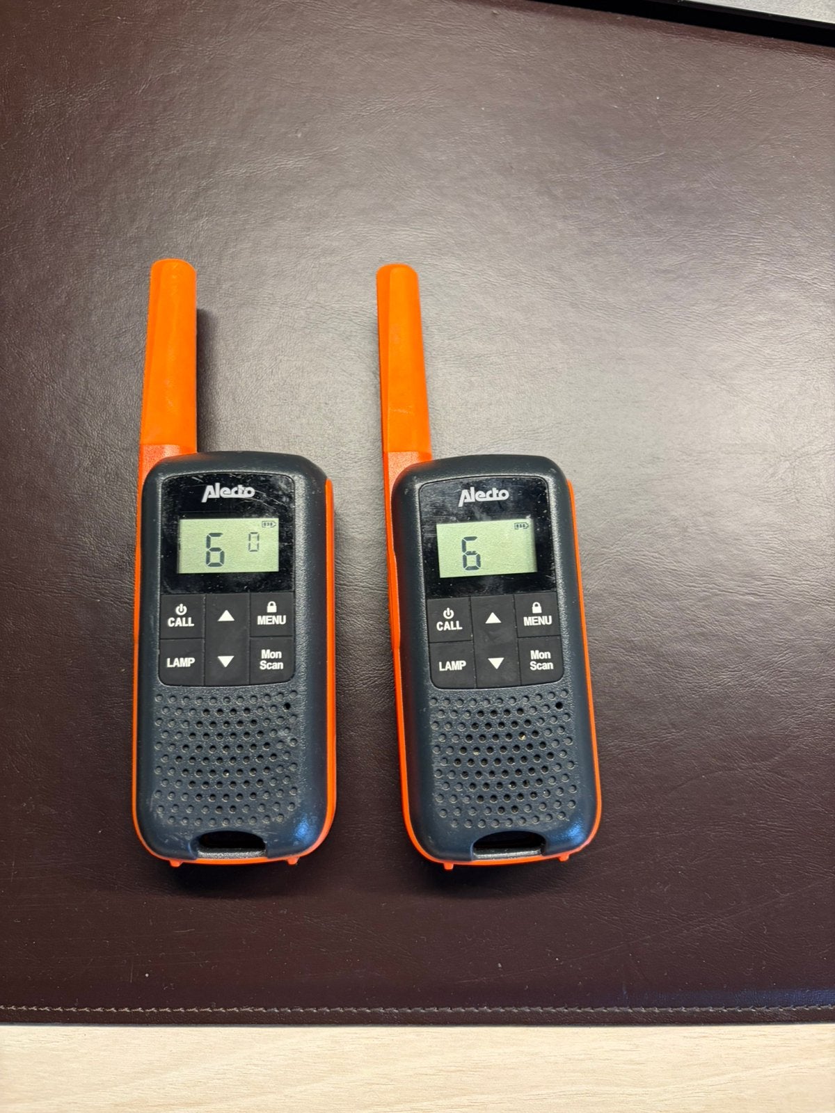 Alecto walkie talkies / portofoons set van 2 + laadstation, Ophalen of Verzenden, Zo goed als nieuw, Portofoon of Walkie-talkie