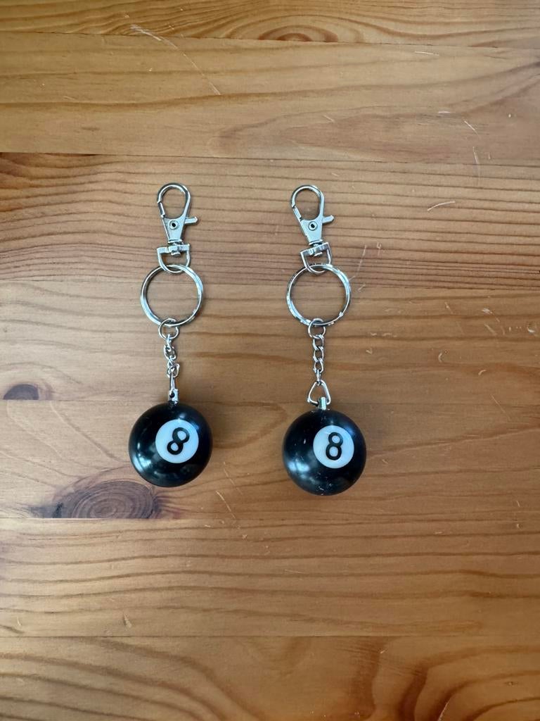 2 sleutelhangers zwarte bal 8, Ophalen, Zo goed als nieuw