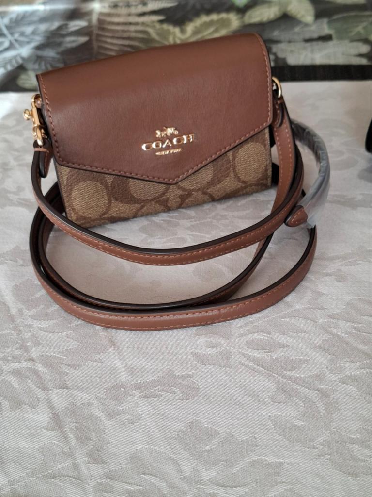 Coach mini portomonee met bandje, Handtassen en Accessoires, Tassen | Damestassen, Ophalen of Verzenden