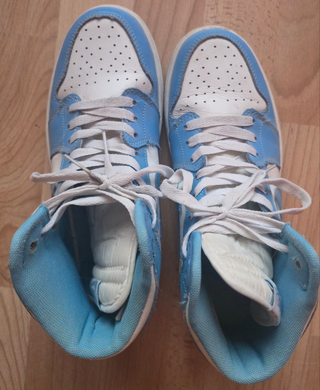 Jordan 1 sneakers met hoge bovenkant — hemelsblauw en wit —, Sport en Fitness, Loopsport en Atletiek, Ophalen