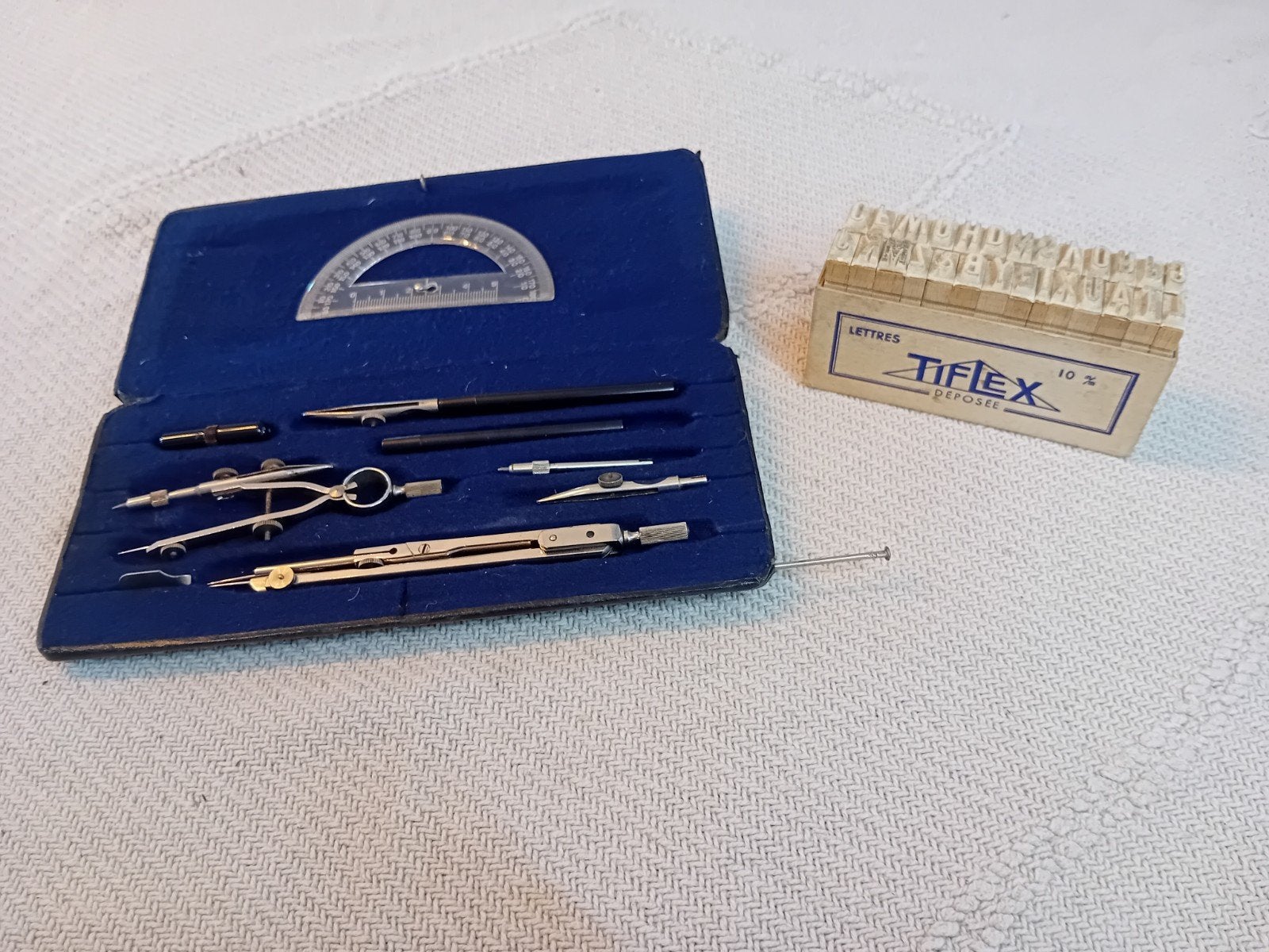 Lot Vintage : Coffret Compas Atlas + Tampons Caractères, Enlèvement ou Envoi