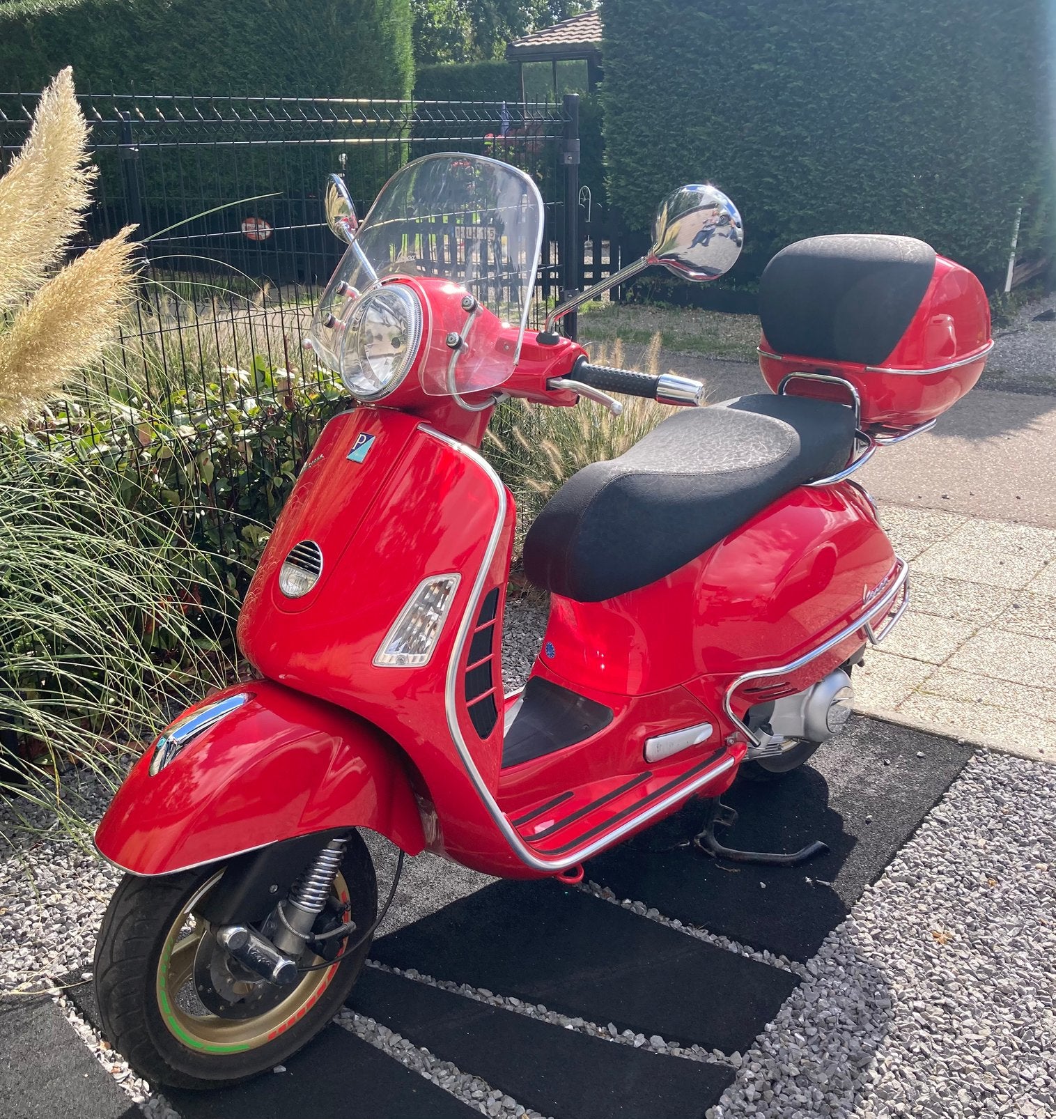 Prachtige Vespa 250cc Klassiek design.Prima conditie! 4160km, Ophalen, Zo goed als nieuw, Benzine, Vespa