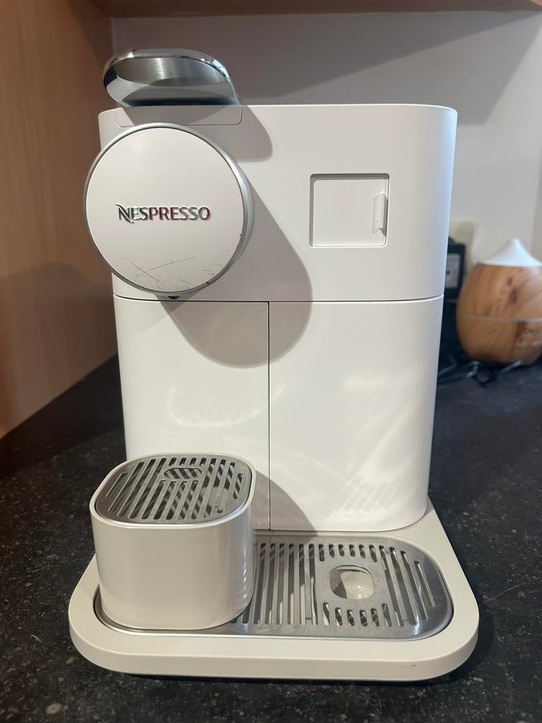 Nespresso-apparaat - DeLonghi, Ophalen, Espresso apparaat, Zo goed als nieuw, Koffiepads en cups