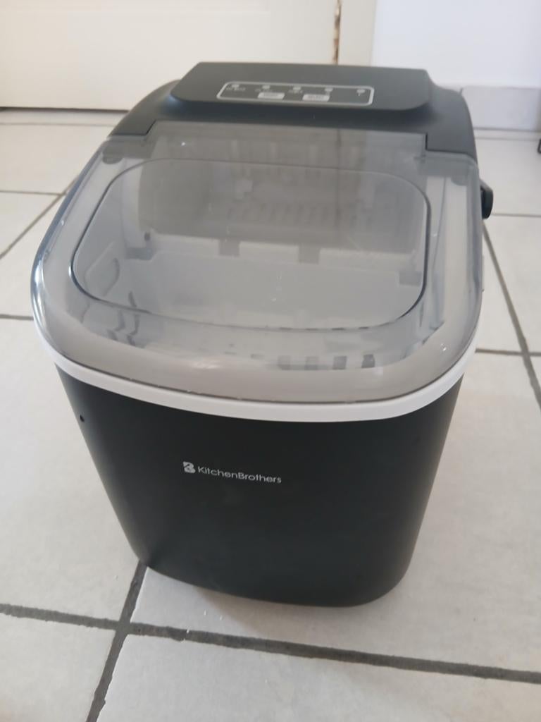 Ijsmachien,merk kitchen brothers, Elektronische apparatuur, IJsmachines, Ophalen, Zo goed als nieuw, Zelfvriezend
