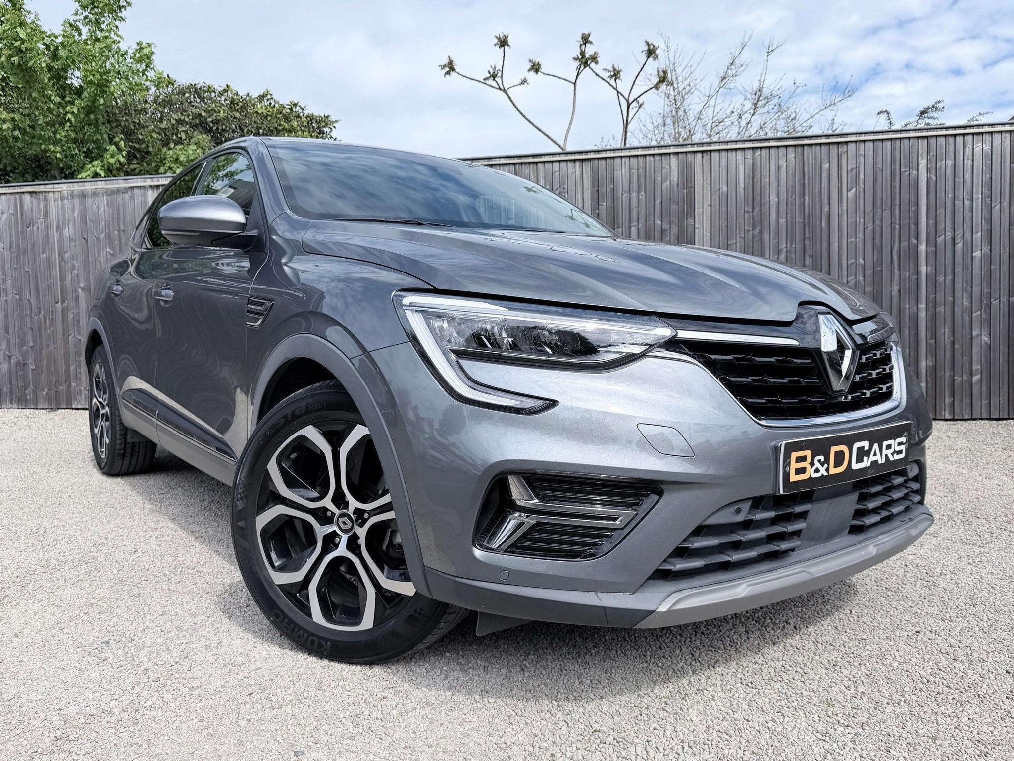 Renault Arka­na E‑TECH 1.6i INTEN­SE MHEV 18″/KEYLESS/, Auto's, Automaat, Arkana, Gebruikt, 4 cilinders