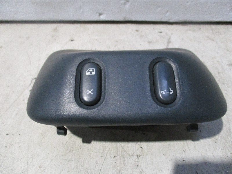 SCHAKELAAR Renault Megane (EA) (7700848034), Gebruikt, Renault, Peter-Huppertz-Straße 5
51063  Köln, DE, Dialog.deutschland@renault.de