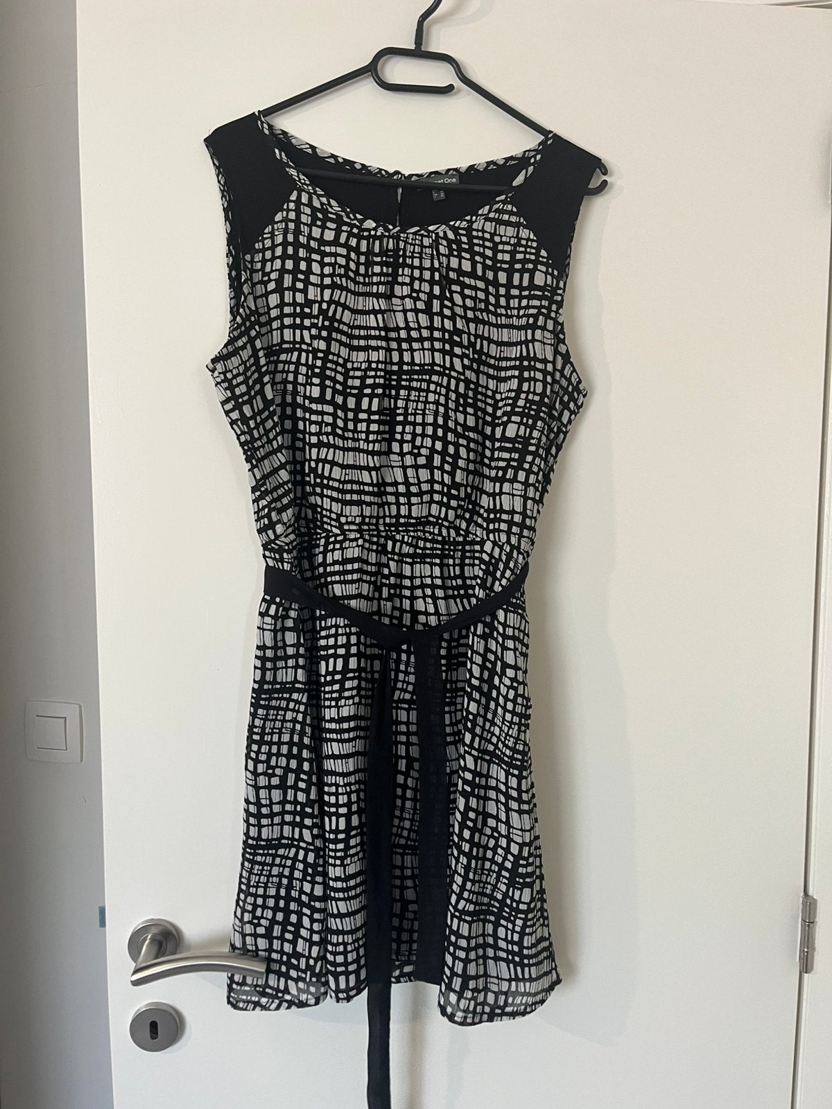 Nieuw zwart wit kleedje maat 40, Kleding | Dames, Jurken, Ophalen of Verzenden, Nieuw, Maat 38/40 (M), Wit