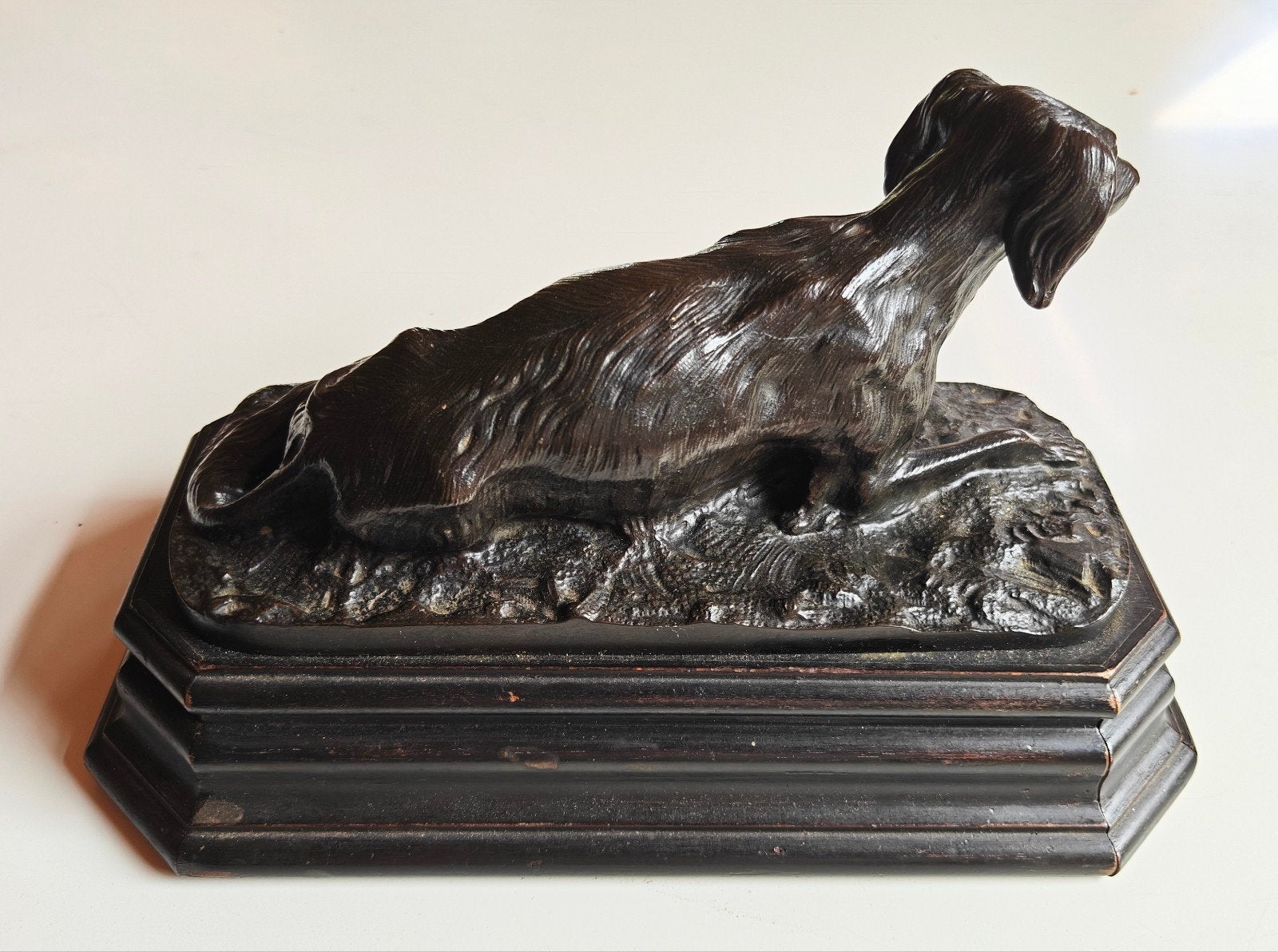 Kleine sculptuur van hond. Grondvlak sokkel 7cm x 14cm, Antiek en Kunst, Ophalen of Verzenden