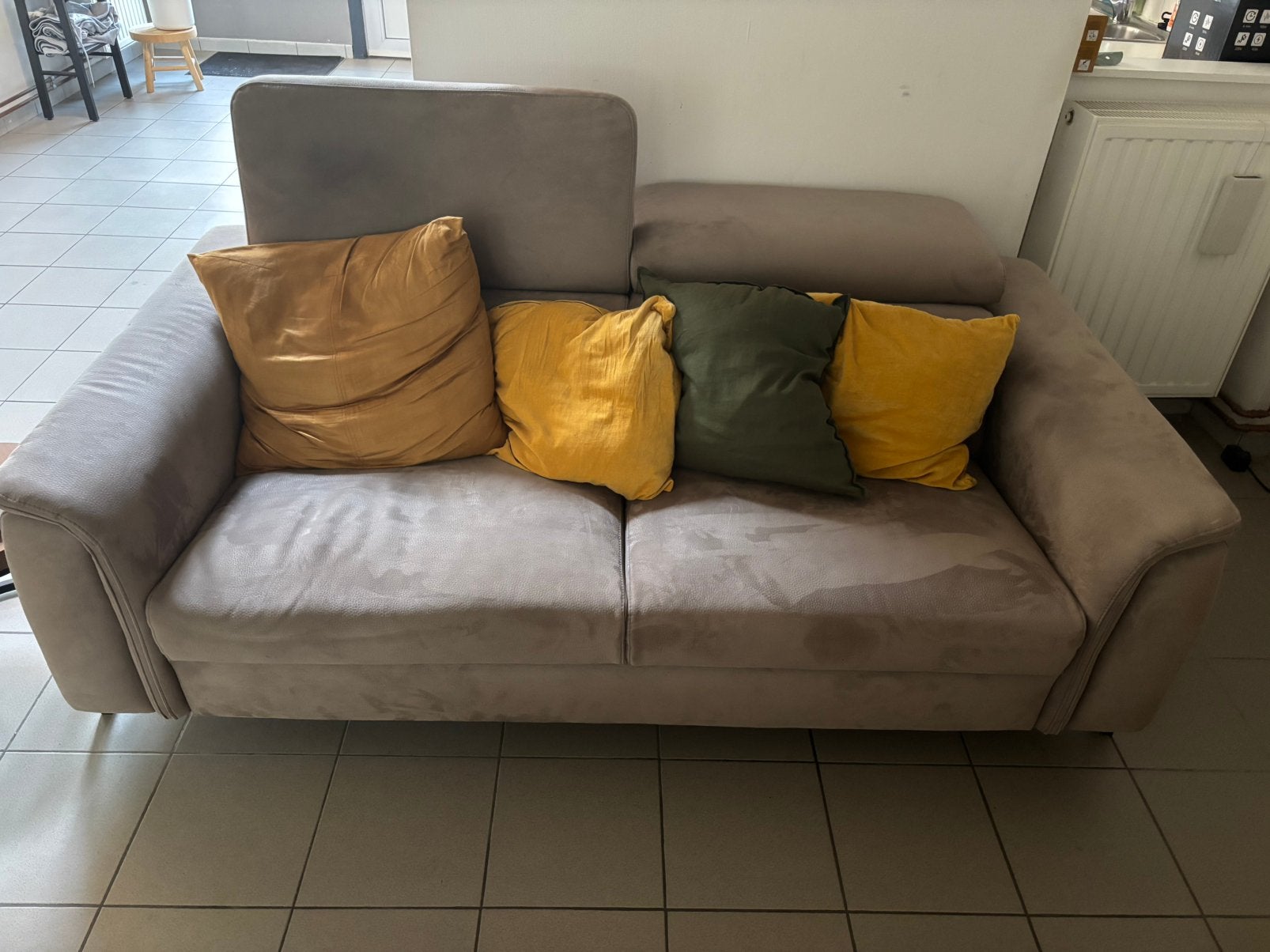 Zetel 2m grijze kleur met antraciet designpoten, Huis en Inrichting, Zetels | Zetels, Ophalen, Zo goed als nieuw, Stof