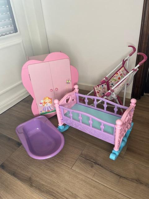 SET poppen benodigheden (kleerkast, bed, buggy, bad), Ophalen, Zo goed als nieuw, Babypop