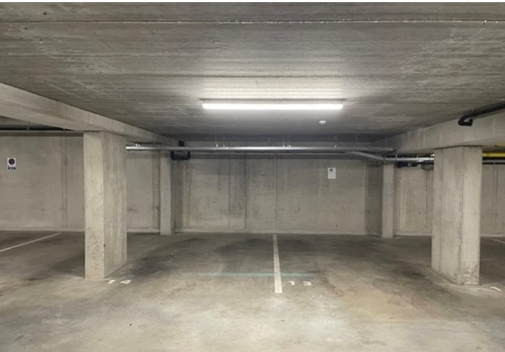 Emplacement couvert et sécurisé dans immeuble résidentiel, Moins de 20 m², Bruxelles