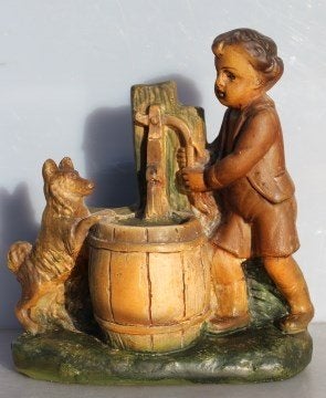 art deco beeld kindje bij waterput H 24,5 cm LG, Antiek en Kunst, Ophalen