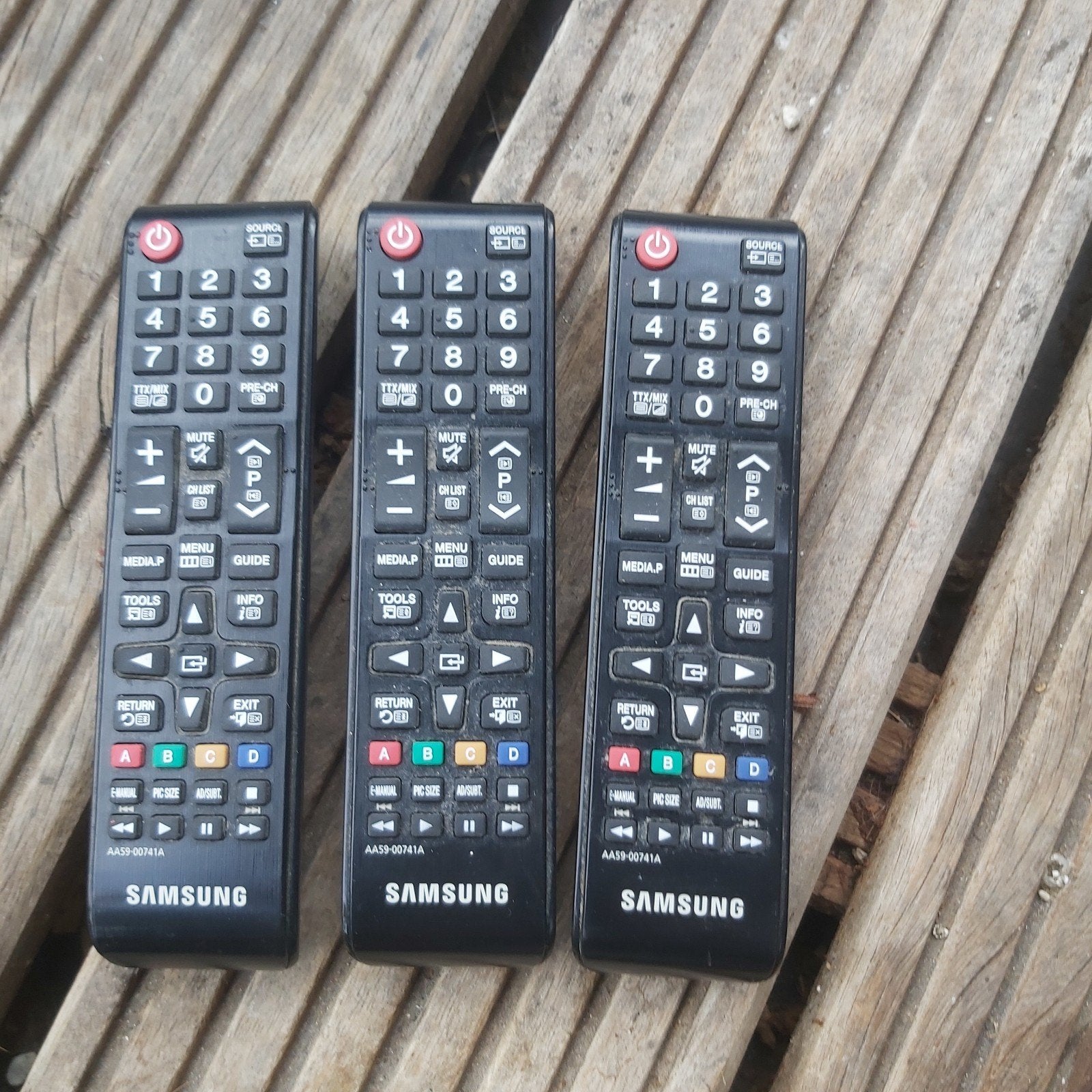 Trois télécommande  pour  Samsung  fonctionne parfaitemen bi, TV, Hi-fi & Vidéo, Télécommandes, Enlèvement