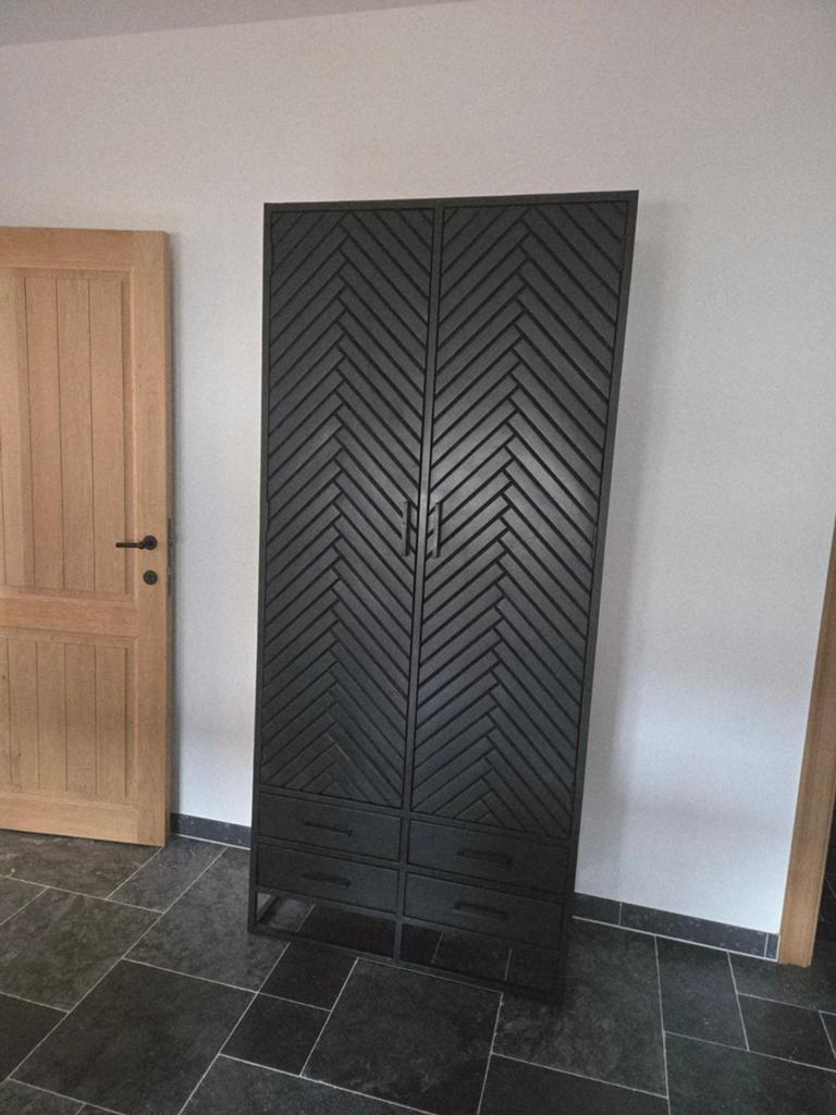 Zwarte kast, Huis en Inrichting, Kasten | Buffetkasten, Ophalen, Met deur(en), 200 cm of meer, 50 tot 100 cm